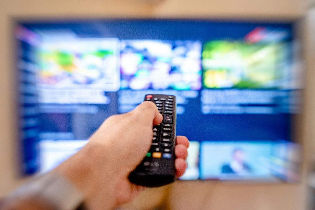 Man using remote contrl pexels-freestockpro